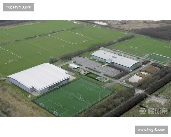 谢什科转会曼联已完成 正在参加卡灵顿训练基地揭幕仪式 谢什科转会曼联已完成 正在参加卡灵顿训练基地揭幕仪式