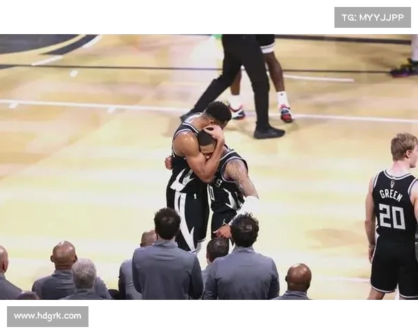 NBA季后赛生死战激烈对决 球员拼尽全力争夺冠军荣耀 NBA季后赛生死战激烈对决 球员拼尽全力争夺冠军荣耀